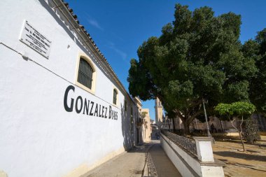 Jerez de la Frontera, İspanya - 7 Eylül 2023: Bodega Gonzalez Byass 'ın karakteristik tabelalarından birinin görüntüsü.