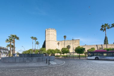 11. yüzyılın İslami kökenli Alcazar de Jerez kalesinin Cadiz, Endülüs, İspanya 'daki Costa de la Luz, Jerez de la Frontera kasabasındaki manzarası.