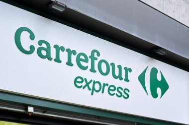 Viladecanlar, İspanya - 13 Eylül 2023: Carrefour Express dış tabela beyaz arka plan üzerinde isim ve logo.