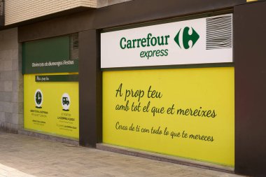 Viladecanlar, İspanya - 13 Eylül 2023: Carrefour Express promosyon açık hava tabelası.