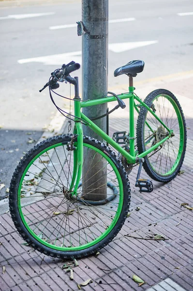 Зеленый Велосипед Привязанный Замком Фонарному Столбу Концепции Гражданской Незащищенности — стоковое фото