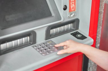Gizli numarayı bankaya koyan isimsiz bir kişi kendini tanıtmak ve para çekebilmek için ATM 'ye girdi..
