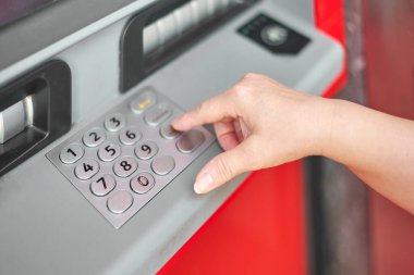 Gizli numarayı bankaya koyan isimsiz bir kişi kendini tanıtmak ve para çekebilmek için ATM 'ye girdi..
