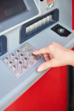 Gizli numarayı bankaya koyan isimsiz bir kişi kendini tanıtmak ve para çekebilmek için ATM 'ye girdi..