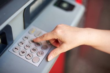 Gizli numarayı bankaya koyan isimsiz bir kişi kendini tanıtmak ve para çekebilmek için ATM 'ye girdi..