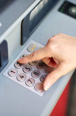 Gizli numarayı bankaya koyan isimsiz bir kişi kendini tanıtmak ve para çekebilmek için ATM 'ye girdi..
