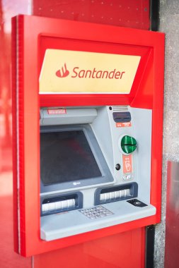 Viladecanlar, İspanya - 14 Eylül 2023: Santander banka bankası bankasının önündeki reklamları.