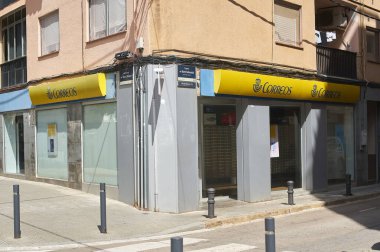 Viladecanlar, İspanya - 14 Eylül 2023: İspanya 'nın Viladecan şehrinde yer alan İspanyol kamu kuruluşu Correos y Telegrafos' un posta postanesi