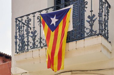 Katalan bağımsızlık bayrağı 11 Eylül Katalonya Günü 'nde Katalonya' nın bağımsızlığını talep eden bir balkondan sarkıyor.