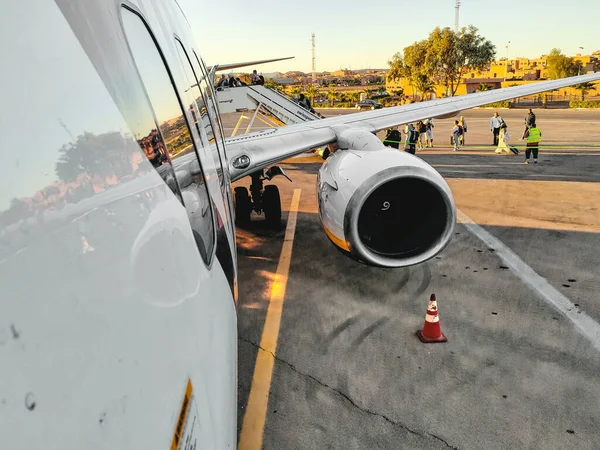 Ouarzazate Morocco October 2023 Side View Airplane Its Turbine Passengers — Stock Photo, Image