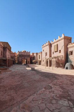 Açık mavi gökyüzünün altındaki pitoresk bir çöl köyünde geleneksel Fas mimarisi manzarası