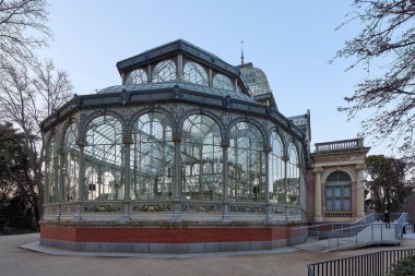 Alacakaranlıkta parktaki Viktorya dönemi cam köşkü alacakaranlık ışığını yansıtıyor..