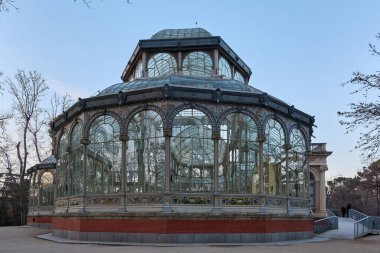 Alacakaranlıkta parktaki Viktorya dönemi cam köşkü alacakaranlık ışığını yansıtıyor..