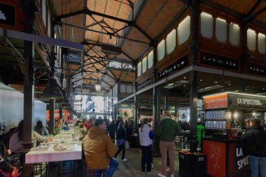 MADRID SPAIN - 05 Aralık 2023 Madrid 'deki San Miguel pazarı ahşap mimari ve alışveriş yapan insanlar.