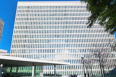 Barcelona - 15 Aralık 2023: Barselona 'daki Adalet Şehri' nin güneşli cephesi, modern mimarisini vurguluyor