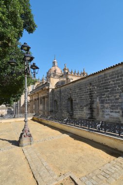 Gökyüzünün altındaki Jerez de la Frontera 'nın güzel detaylı antik katedralinin yan görüntüsü.