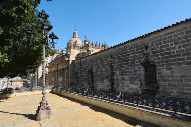 Gökyüzünün altındaki Jerez de la Frontera 'nın güzel detaylı antik katedralinin yan görüntüsü.