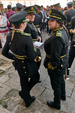 Jerez de la Frontera, İspanya - 16 Şubat 2024: İspanya 'nın Jerez de la frontera katedralinde çalmayı bekleyen üç kadın müzisyen.