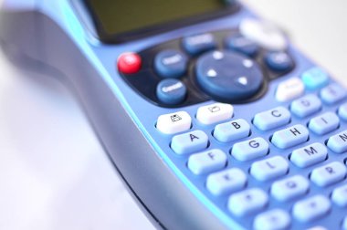 Termal yazdırma kurdelesi için mavi elektronik etiketleme makinesinin ayrıntılı resmi, tuşlara ve ekrana odaklanıyor.