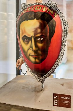 Barselona, İspanya - 06 Mart 2024: Kartların kralı Harry Houdini 'nin 2019 tarihli uluslararası çikolata heykeli yarışması ödüllü çikolatalı yumurtası.