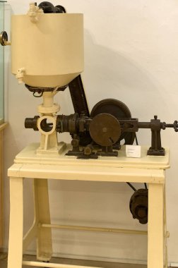 Barselona 'daki xocolata müzesinde sergilenen çikolata yapımında kullanılan eski bir makine..