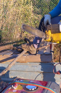 Elektrikli testereyle odun kesen işçiler, odaklanmış ve etkili..