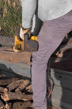 Elektrikli testereyle odun kesen işçiler, odaklanmış ve etkili..