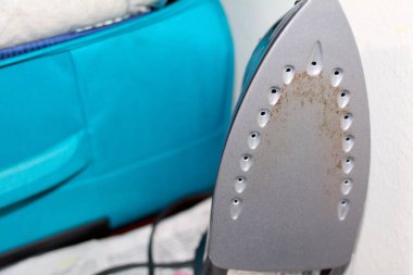 Kahverengi benekli demir, modern ve klasik iç mekanlar için ideal..