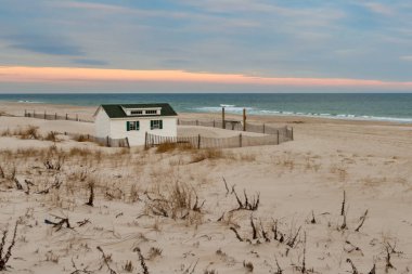 Sessiz bir plajda tek başına duran bir kulübe.
