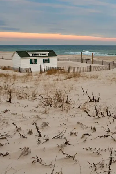 Obraz Oddaje Spokój Samotnej Kabiny Bezludnej Plaży Kolorowym Zachodem Słońca Obrazy Stockowe bez tantiem