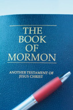Mormon kitabının güzel ciltlenmiş bir baskısında antik bilgelik ve ruhani öğretiler.