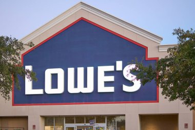 Florida, ABD - 23 Mart 2024: Lowe 's' un dış görünüşü, kaliteli ürünler arayan müşteriler için çeşitli açık hava ekipmanları ve bitkileri vurguluyor.