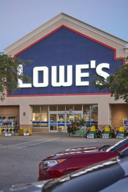 Florida, ABD - 23 Mart 2024: Lowe cephesi alacakaranlıkta aydınlandı, ev geliştirme ve bahçe malzemelerinin geniş bir yelpazesi sunuyor.