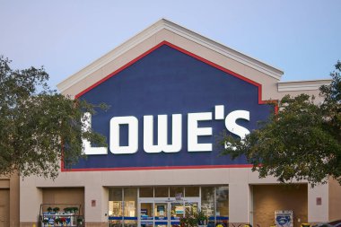 Florida, ABD - 23 Mart 2024 Lowe 's mağazasının karşılayıcı dış görünüşü çeşitli bahçe malzemeleriyle süslenmiştir..