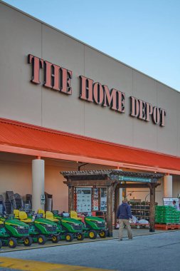 Florida, ABD - 23 Mart 2024: Açık gökyüzü olan bir Home Depot mağazası, bahçe aletleri ve bitkilerle dolu girişi gösteriyor, gelişim meraklılarını evlerine davet ediyor.