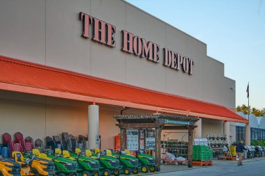 Florida, ABD - 23 Mart 2024: Açık gökyüzü olan bir Home Depot mağazası, bahçe aletleri ve bitkilerle dolu girişi gösteriyor, gelişim meraklılarını evlerine davet ediyor.