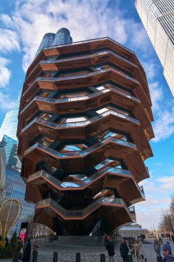 Nueva York, ABD - 23 Mart 2024: Hudson Yards, New York 'ta eşsiz bir mimari yapı olan Vessel, bir şehir simgesi olarak güzelliğini ve önemini gösteren bu resimde göze çarpıyor..