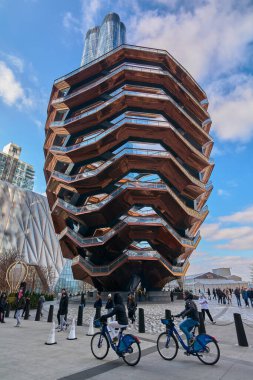 Nueva York, ABD - 23 Mart 2024: Hudson Yards, New York 'taki Vessel' in bu resmi, eşsiz tasarımı ve şehir manzarası üzerindeki etkisini vurguluyor..