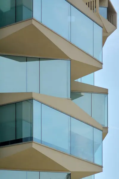 Крупный План Здания Таррагоне Стеклянными Балконами Которые Отражают Каталонское Небо — стоковое фото