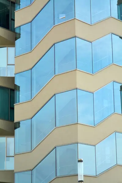 Фасад Здания Каталонии Угловым Дизайном Стеклянными Элементами Отражающими Естественное Освещение — стоковое фото