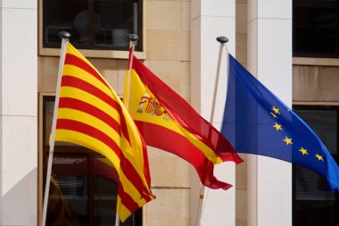 İspanya, Katalonya ve Avrupa 'nın bayrakları rüzgarda dalgalanıyor, Avrupa toplumunda birlik, çeşitlilik ve birlikte yaşamı simgeliyor..