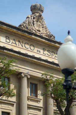 Tarragona, İspanya - 7 Nisan 2024: Tarragona 'daki Banco de İspanya' nın ön görünümü, klasik mimari tasarımı ve zarafetini gözler önüne seriyor.