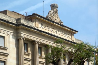 Tarragona, İspanya - 7 Nisan 2024: Tarragona 'nın kalbinde yer alan tarihi bina üzerindeki süs ve Banco De İspanya metninin ayrıntılı yakalanması.