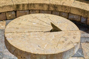 Tarragona 'nın tarihi şehrinde bulunan bu taş güneş saati, zamanın kadim ölçümlerini yansıtan sayısal oymalar ve saat çizgileri sergiliyor..