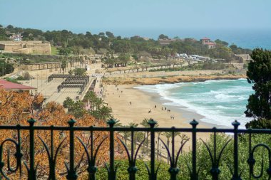 Altın bir günbatımı Tarragona sahilini aydınlatır, sakin deniz ve yumuşak kum sizi rahatlamaya ve doğanın tadını çıkarmaya davet eder..