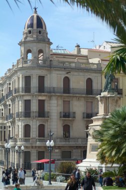 Tarragona, İspanya - 11 Nisan 2024: Tarragona 'nın antik sokaklarında gezinirken, bu resim zengin Roma mirasının ve günümüz yaşamının özünü yansıtıyor..