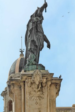 Tarragona, İspanya - 11 Nisan 2024: Tarragona 'daki bu anıt, ortaçağ amirali Roger de Lauria' nın heybetini yansıtıyor..