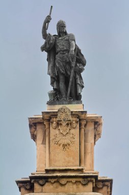 Tarragona, İspanya - 11 Nisan 2024: Tarragona 'da bir ortaçağ amirali olan Roger de Lauria' nın resmedildiği bu anıt, Katalonya 'nın 13. ve 14. yüzyıllar arasındaki Akdeniz genişlemesi anısına bir güç ve zafer duygusu uyandırıyor..