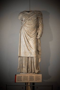 Tarragona, İspanya - 15 Nisan 2024: Tarragona 'da antik sanatın karmaşık ayrıntılarını ve zarafetini vurgulayan klasik bir heykelin Majesteleri. Tarih ve kültür temaları için mükemmel.