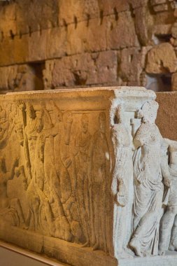 Tarragona, İspanya - 15 Nisan 2024: Tarragona 'da zamanın sanatçılarının beceri ve becerilerini gösteren, tarihsel ve kültürel temalar için ideal bir Roma heykelinin ayrıntılı görüntüsü.